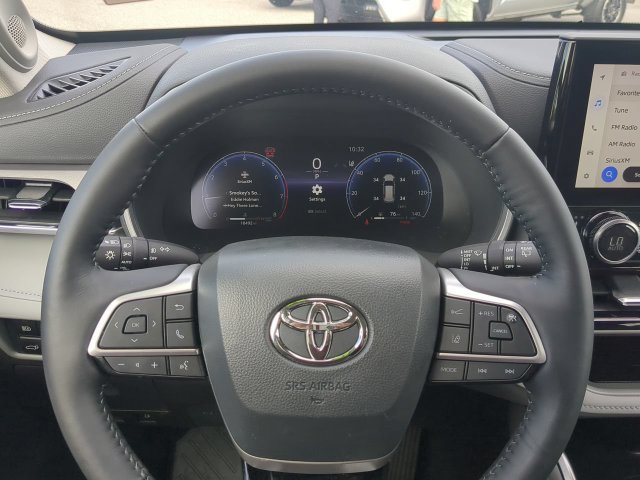Used 2024 Toyota Highlander Limited FWD image 32