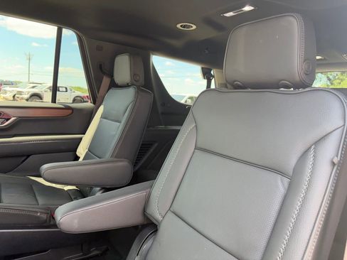 Used 2025 GMC Yukon Denali AWD/4WD image 27