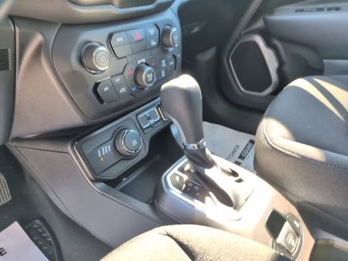 Used 2022 Jeep Renegade Latitude w/ Convenience Group AWD/4WD image 21