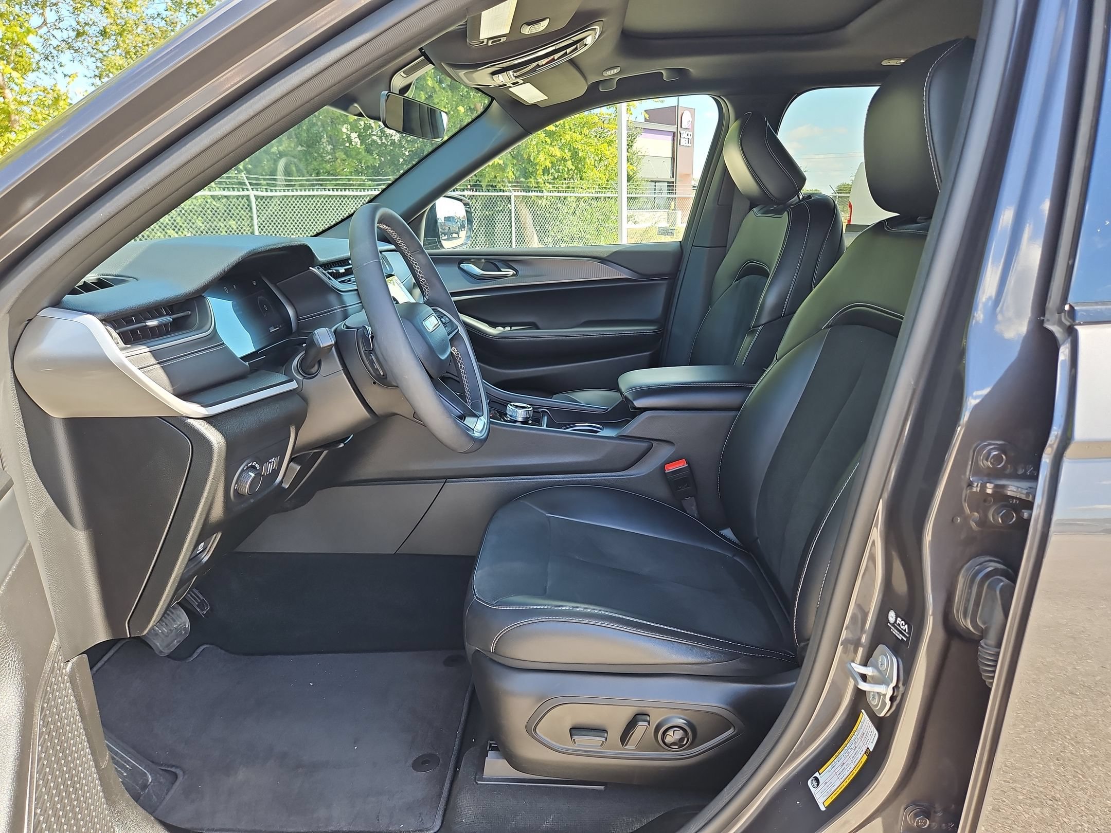Used 2025 Jeep Grand Cherokee Altitude RWD image 9