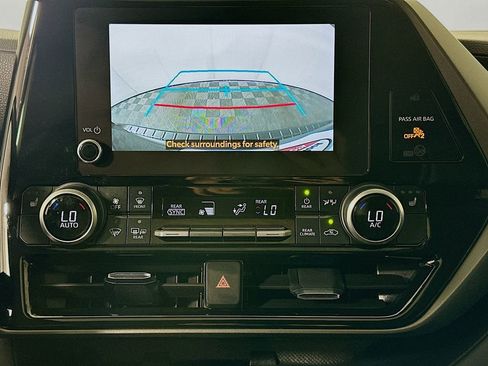 Used 2024 Toyota Highlander XLE image 13