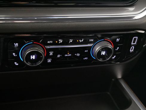 Certified 2023 Chevrolet Silverado 1500 High Country w/ Technology Package image 23