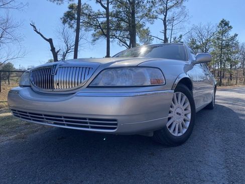 Used 2005 Lincoln Town Car Signature image 3