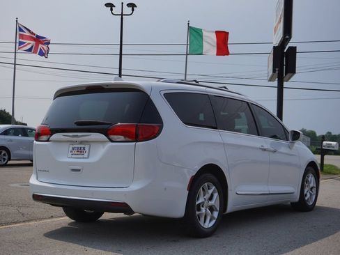 Used 2020 Chrysler Pacifica Touring-L Plus w/ Tire & Wheel Group FWD image 7