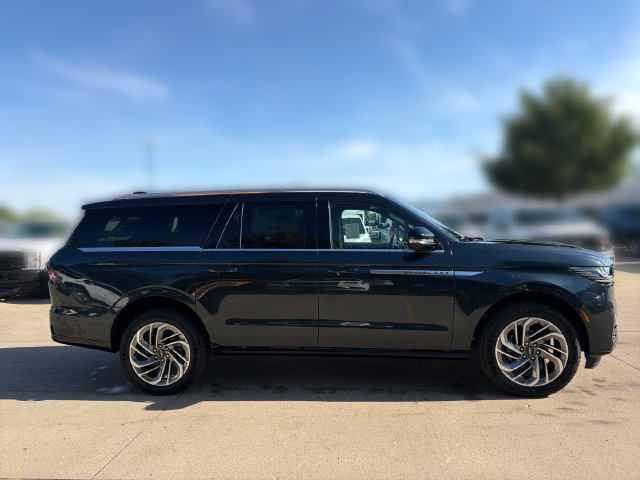 New 2026 Lincoln Navigator L Reserve AWD/4WD image 3