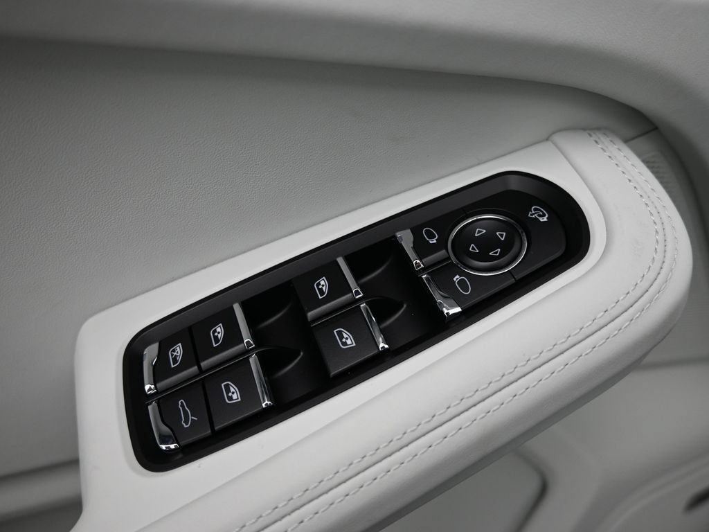 Certified 2025 Porsche Macan AWD/4WD image 9