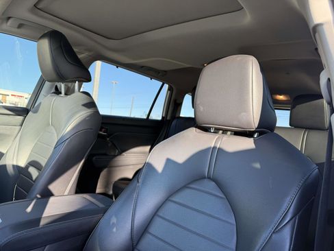 Used 2021 Toyota Highlander XLE image 9