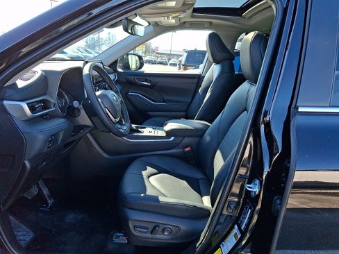 Used 2025 Toyota Highlander XLE image 14