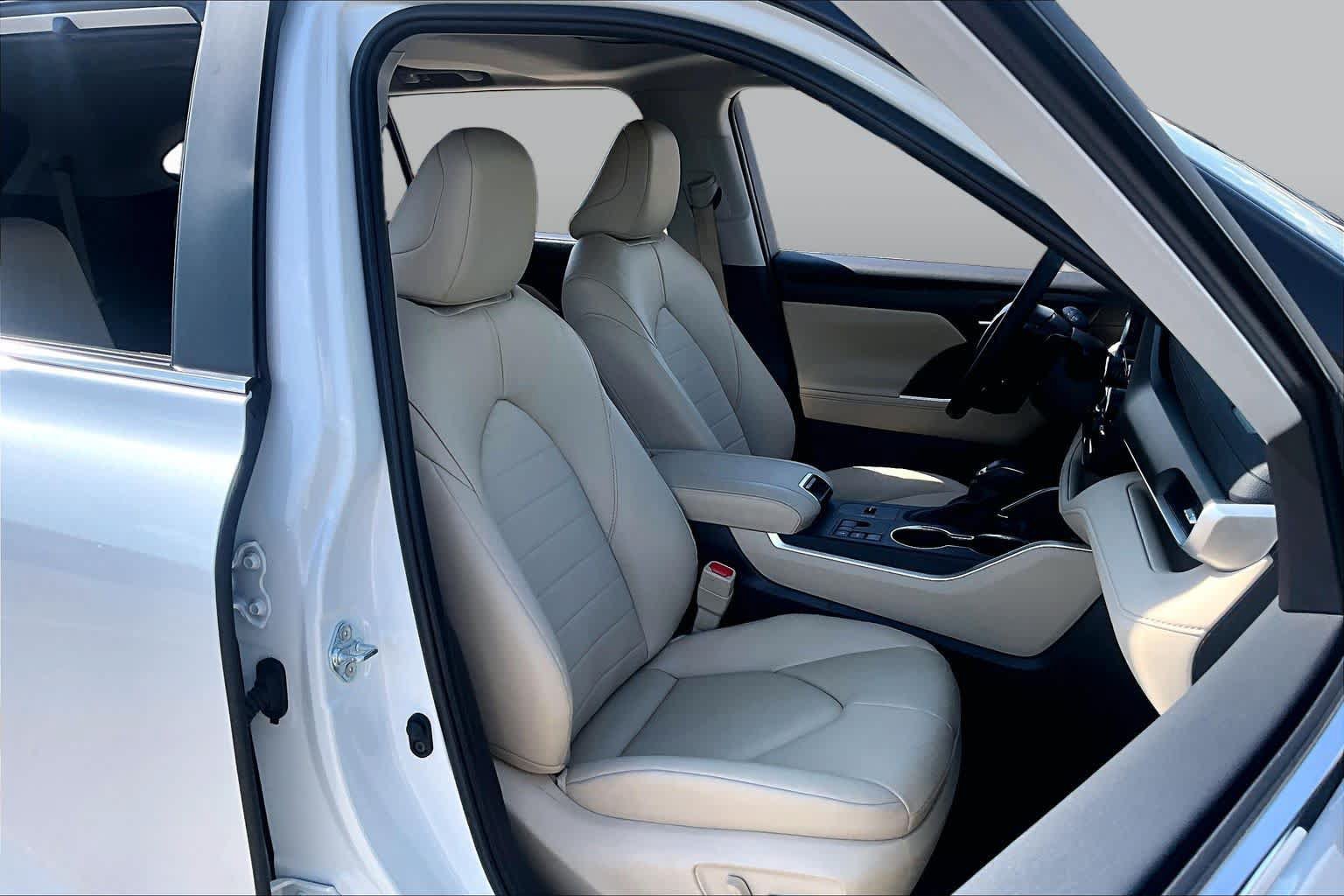 Used 2025 Toyota Highlander XLE FWD image 9