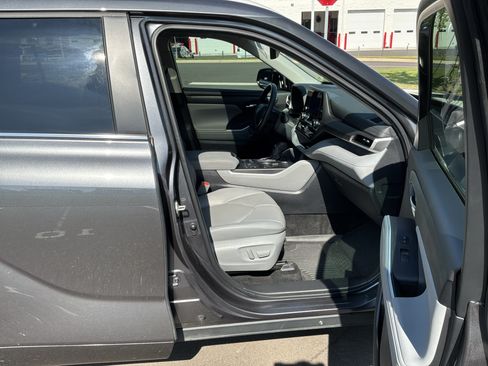 Used 2024 Toyota Highlander XLE AWD/4WD image 34