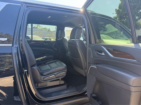 Used 2022 Cadillac Escalade ESV Luxury AWD/4WD image 6