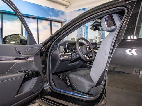 Used 2025 BMW 760i xDrive w/ Premium Package image 13