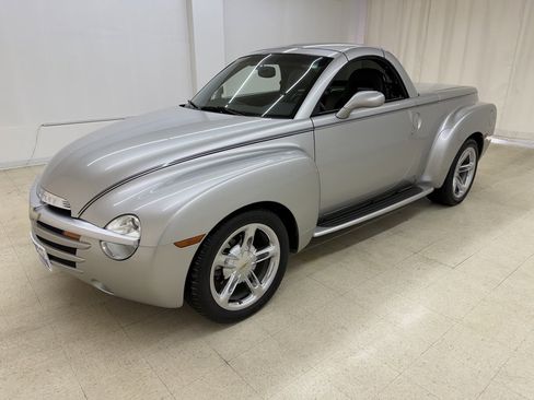 Used 2004 Chevrolet SSR w/ Preferred Equipment Group image 1