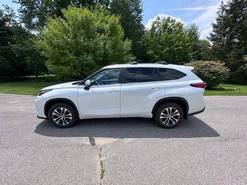 Used 2023 Toyota Highlander XLE AWD/4WD image 6