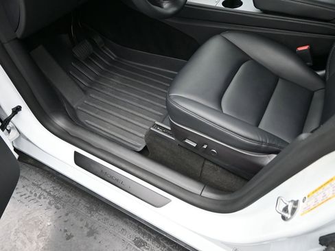 Used 2022 Tesla Model Y Long Range image 12