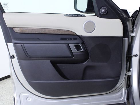 Used 2017 Land Rover Discovery HSE image 19