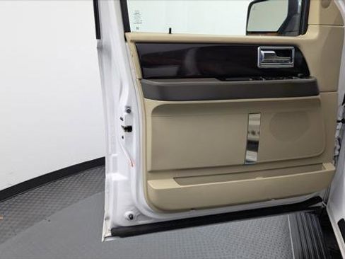 Used 2017 Lincoln Navigator Reserve image 12