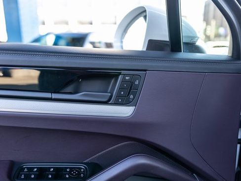 Used 2025 Porsche Cayenne S image 37