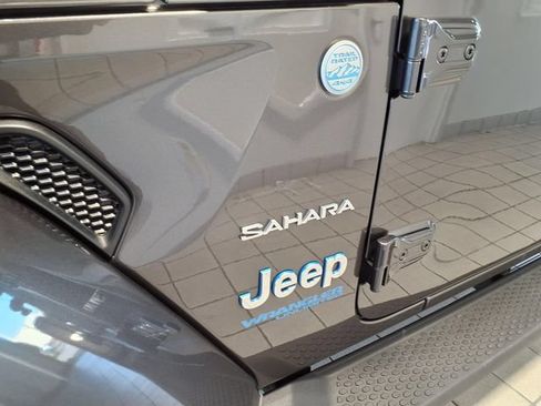 Used 2022 Jeep Wrangler Unlimited Sahara w/ Cold Weather Group AWD/4WD image 6