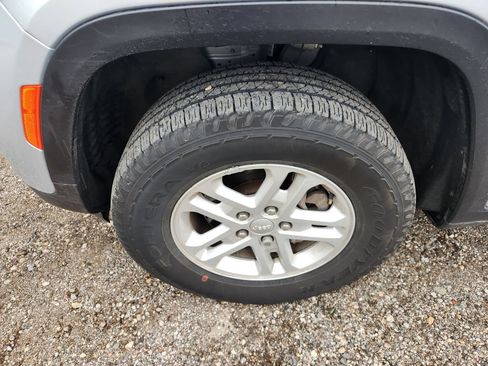 Used 2024 Jeep Grand Cherokee Laredo AWD/4WD image 24