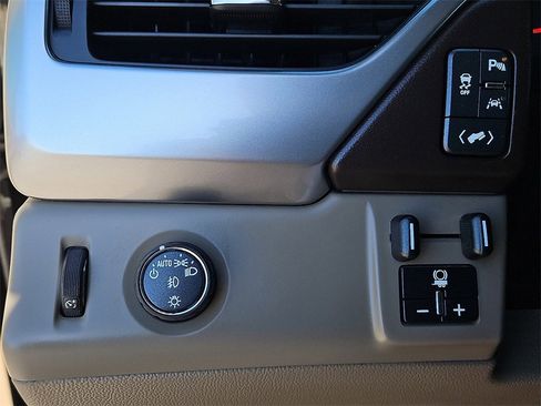 Used 2019 Chevrolet Tahoe LT w/ Luxury Package image 23