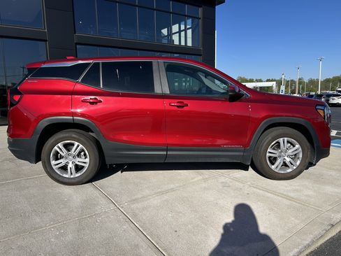 Used 2024 GMC Terrain SLE AWD/4WD image 8