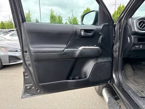 Used 2016 Toyota Tacoma TRD Sport AWD/4WD image 44
