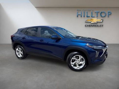 Used 2024 Chevrolet Trax LS w/ LS Convenience Package FWD image 2