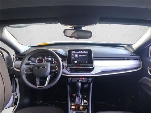 Used 2026 Jeep Compass Latitude AWD/4WD image 17