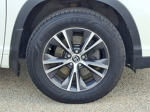 Used 2018 Toyota Highlander Plus w/ Carpet Mat Package (TMS) AWD/4WD image 8