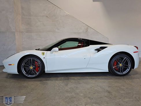 Used 2019 Ferrari 488 Spider image 3