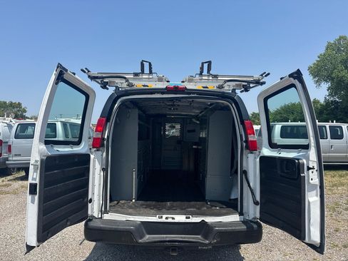 Used 2017 Chevrolet Express 2500 Extended RWD image 23