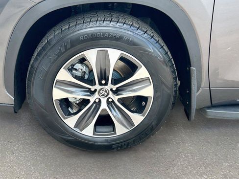Used 2022 Toyota Highlander XLE FWD image 43