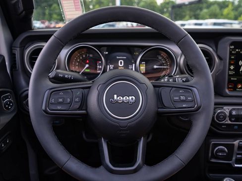 Used 2023 Jeep Wrangler Unlimited w/ Sun & Screen Package AWD/4WD image 29