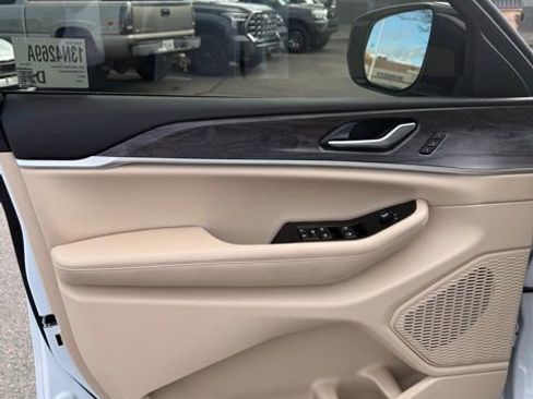 Used 2024 Jeep Grand Cherokee Limited image 14