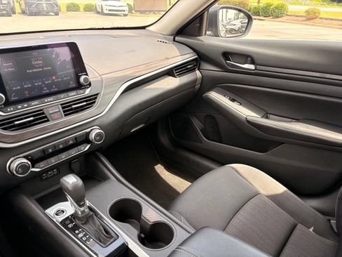 Used 2025 Nissan Altima 2.5 SV FWD image 19