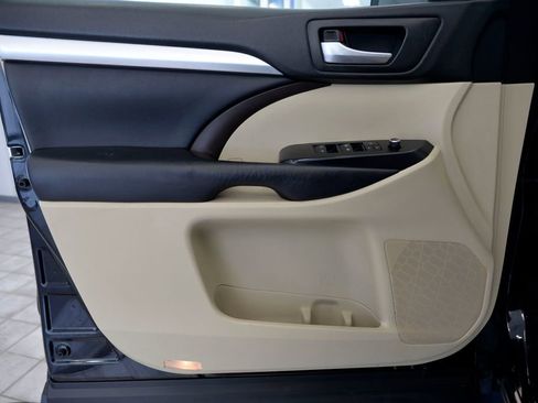 Used 2019 Toyota Highlander XLE image 14