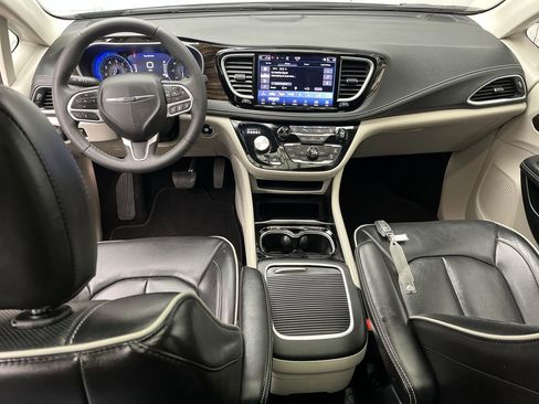Used 2024 Chrysler Pacifica Limited image 4
