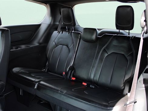 Used 2025 Chrysler Voyager LX image 17