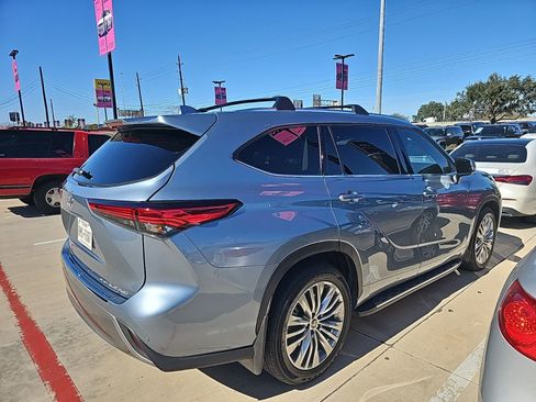Used 2022 Toyota Highlander Platinum image 3