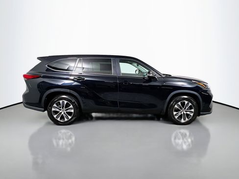 Used 2023 Toyota Highlander XLE image 3