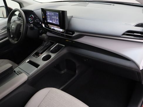 Used 2025 Toyota Sienna LE image 35