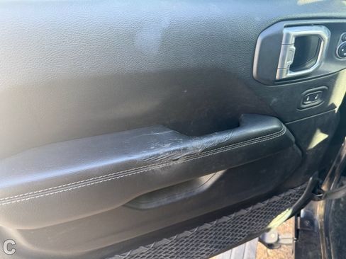 Used 2019 Jeep Wrangler Unlimited Sahara AWD/4WD image 13