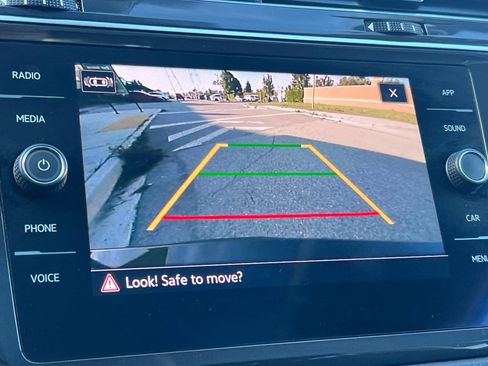 Used 2022 Volkswagen Tiguan SE w/ Panoramic Sunroof Package image 19