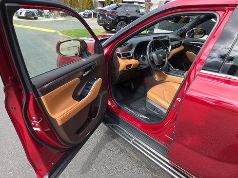 Used 2021 Toyota Highlander Platinum image 10