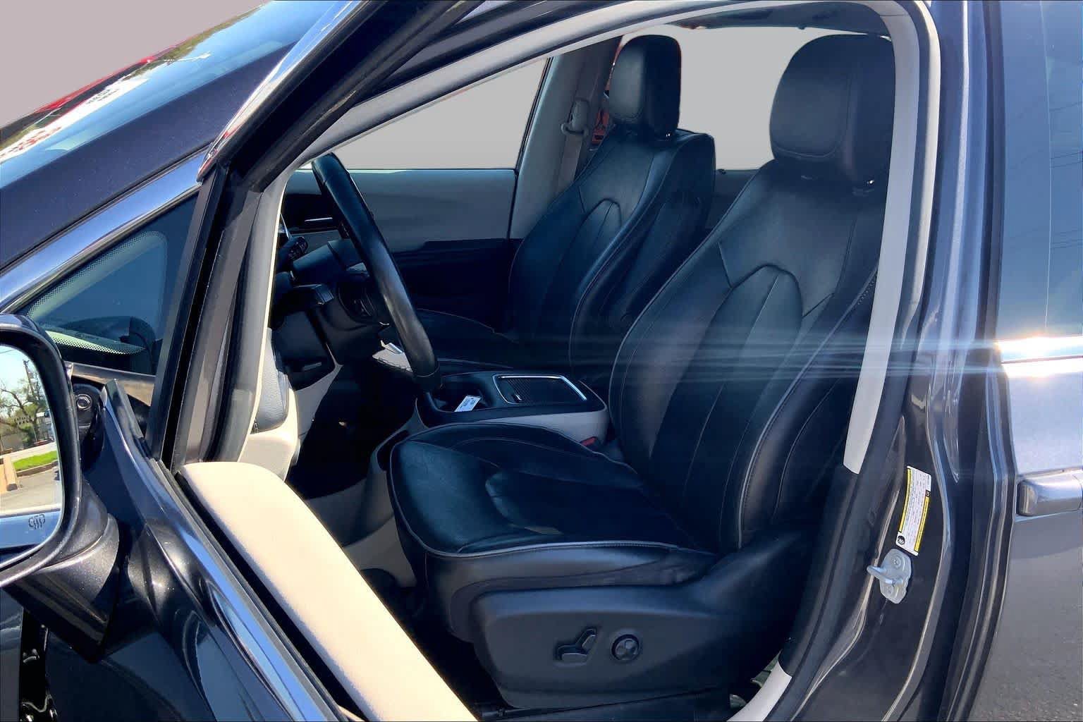 Used 2020 Chrysler Pacifica Limited FWD image 8