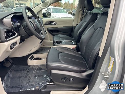 Used 2024 Chrysler Pacifica Touring-L image 20