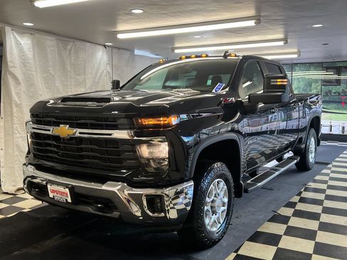 Used 2024 Chevrolet Silverado 2500 LT w/ All Star Edition AWD/4WD image 3