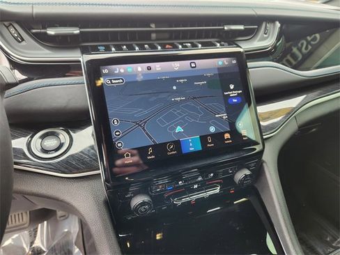 Used 2022 Jeep Grand Cherokee Trailhawk w/ Luxury Tech Group III image 25