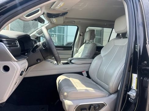 Used 2022 Jeep Wagoneer Series III w/ Premium Group I AWD/4WD image 6
